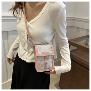 Dettaglio della borsa porta cellulare rosa e bianca con ricami floreali e nappina