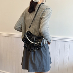 Sac à bandoulière noir plissé avec chaîne de perles et détail de bandoulière