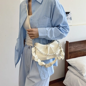 Sac à bandoulière blanc froncé avec grande chaîne de perles et texture en similicuir