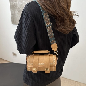 Sac Boston rétro marron avec bandoulière ethnique large et fermoir en métal