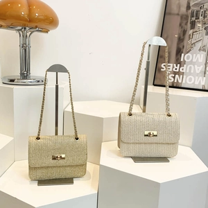 Sac bandoulière carré tissé minimaliste avec fermoir doré et bandoulière chaîne