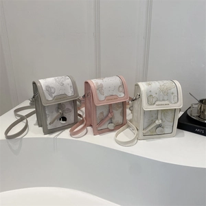 Tre eleganti mini borse a tracolla con stampa a farfalla in grigio, rosa e bianco
