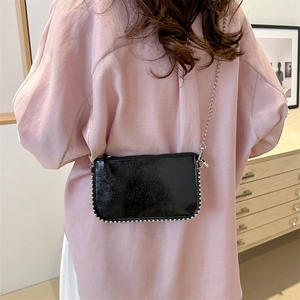 Minimalistische schwarze Lackleder-Umhängetasche mit Silberperlen und Kettenriemen