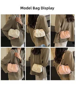 Dettaglio delle borse a secchiello con coulisse in bianco e rosa con tracolla a perline
