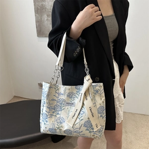 Floral canvas tote bag with fashion patch and chain shoulder strap for summer commuting