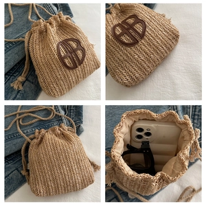 Détails du sac seau en paille avec motif à chevrons et logo BB en cuir marron