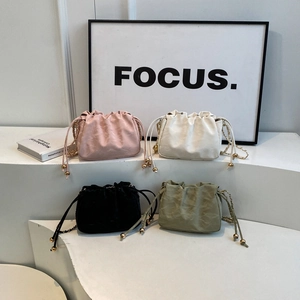 Borse a nuvola plissettate con catena nei colori rosa, beige, nero e verde salvia