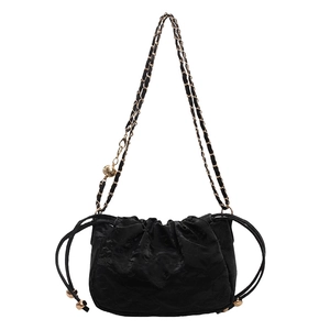 Elegante borsa a nuvola nera con coulisse, texture plissettata e catena dorata