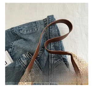Détail du sac cabas tissé avec poignée en cuir marron et maille blanche artisanale