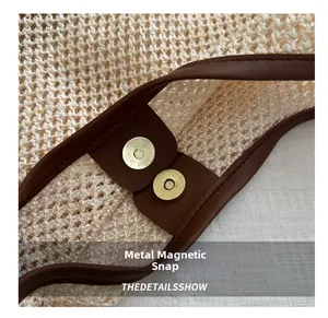 Vue détaillée de la boucle en métal magnétique et garniture en cuir sur sac tressé