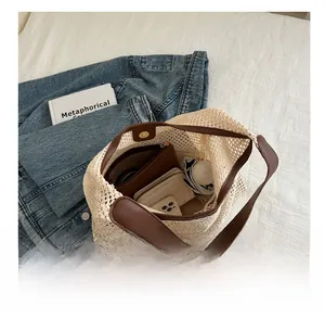 Détail du grand sac cabas en paille montrant sa grande capacité pour le quotidien