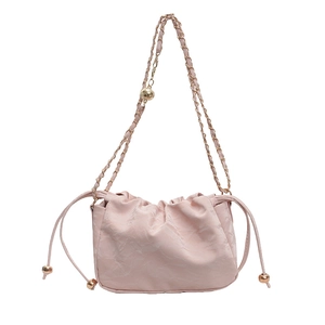 Secchiello rosa chic con coulisse, catena dorata e design con pieghe a nuvola