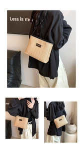 Dettaglio di una borsa a secchiello in paglia beige con etichetta in pelle nera e tracolla