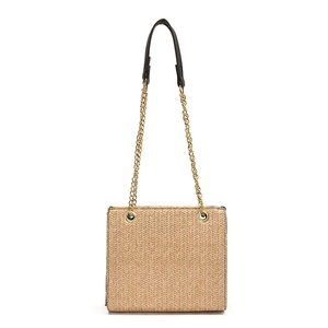 Fashionable woven straw shoulder bag with gold chain strap and black leather pad