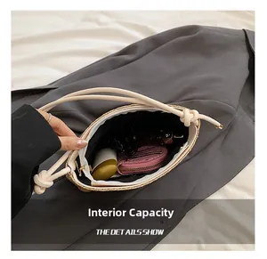 Capacità interna della borsa in paglia intrecciata con tasca interna e vari accessori