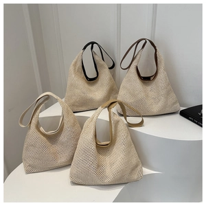 Sacs cabas en crochet minimalistes avec anses en cuir contrastées en quatre coloris