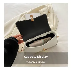 Vue détaillée de l'intérieur d'un sac besace blanc montrant sa grande capacité