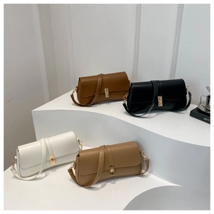 Détails de sacs à bandoulière élégants en quatre couleurs sur un socle blanc