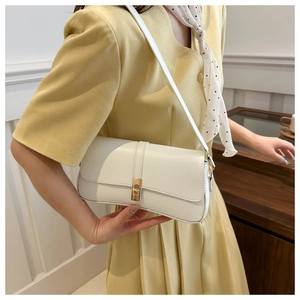 Gros plan sur le sac baguette blanc avec fermoir tournant doré et fine bandoulière