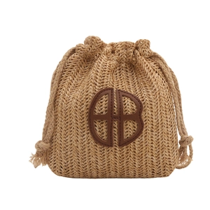 Petit sac seau en paille naturelle avec logo HB en cuir et motif tissé en V