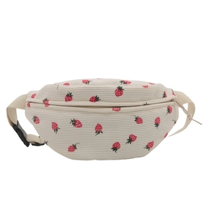 Beige Cord-Brusttasche mit Erdbeermuster und verstellbarem Gurt auf weißem Hintergrund