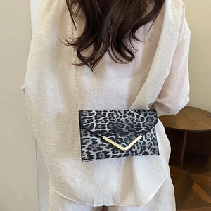 Leopard print crossbody envelope bag with gold V-metal trim and slim chain strap