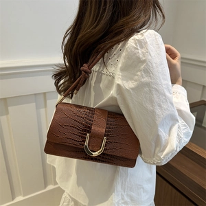 Sac bandoulière marron motif crocodile avec une boucle dorée vintage en forme de U