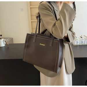 Détail du grand sac cabas marron foncé avec coutures contrastées et bandoulières fines