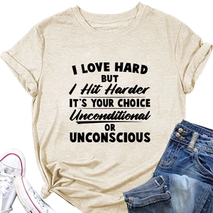 T-shirt beige à col rond avec slogan noir et nœud latéral élégant posé à plat sur sol