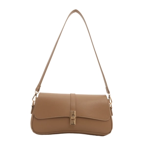 Sac sous le bras minimaliste en cuir mat camel avec fermoir rotatif doré sur fond blanc