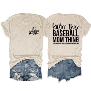 Vue avant et arrière du t-shirt Baseball Mom avec motif cœur et short en jean vieilli