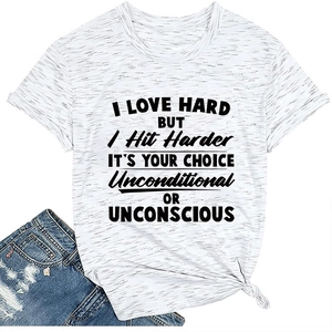 Détail du t-shirt blanc chiné avec slogan et design à nœud frontal élégant