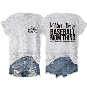 Vues avant et arrière du t-shirt baseball mom avec motif cœur et short en jean