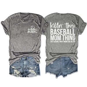 Vue avant et arrière du T-shirt gris Baseball Mom et du short en jean déchiré