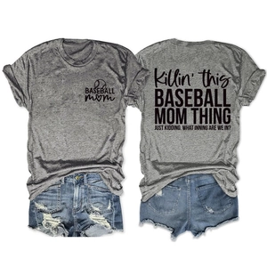 Vue avant et arrière du t-shirt baseball mom et du short en jean déchiré