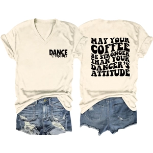 Détails avant et arrière du t-shirt col V avec texte et short en jean assorti