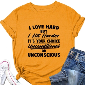T-shirt jaune à col rond avec slogan noir, présenté à plat avec jean et baskets blanches