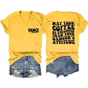 T-shirt jaune col en V avec slogan DANCE mom et short en jean en vue à plat