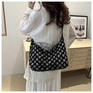 Sac à bandoulière rétro à carreaux noir et blanc avec bords effilochés pour femme