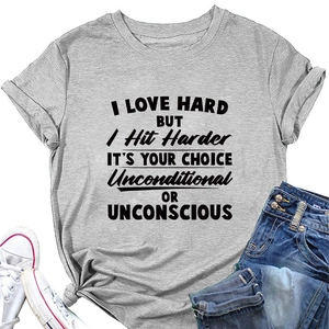 T-shirt gris en coton avec texte I Love Hard et accessoires de mode décontractés à plat