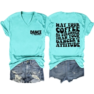 Détail du t-shirt à col en V turquoise avec citation humoristique DANCE mom au dos