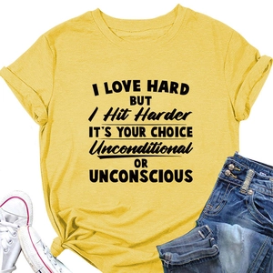 T-shirt jaune à slogan noir avec un jean bleu et des baskets blanches en vue à plat