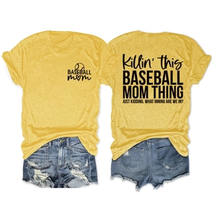 T-shirts jaunes Baseball Mom montrant les motifs imprimés sur le devant et le dos