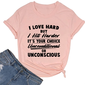 T-shirt en coton rose à plat avec texte noir et détail de short en jean bleu