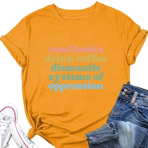 Detail van gembergeel katoenen T-shirt met artistieke tekstprint en casual platte weergave