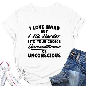 T-shirt blanc à col rond avec slogan noir, jean bleu et chaussures en toile