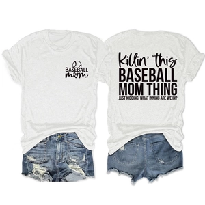 T-shirt blanc Baseball Mom montrant le motif avant et le texte d'humour au dos