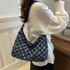 Sac hobo chic en denim à damier bleu avec bords effilochés et forme de croissant femme