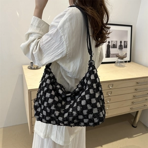 Sac bandoulière chic en tweed à carreaux noir et blanc avec bords à franges