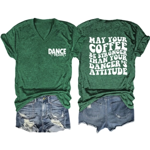 Ensemble t-shirt à col en V pour femmes et short en jean vieilli avec motifs imprimés